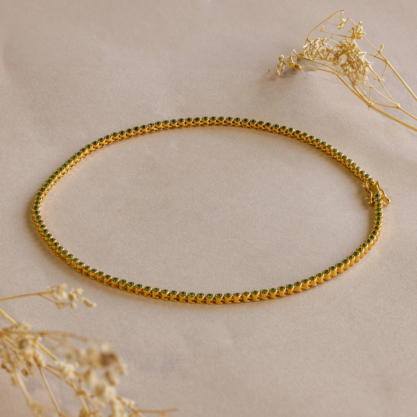 Collar de tenis con bisel de esmeralda