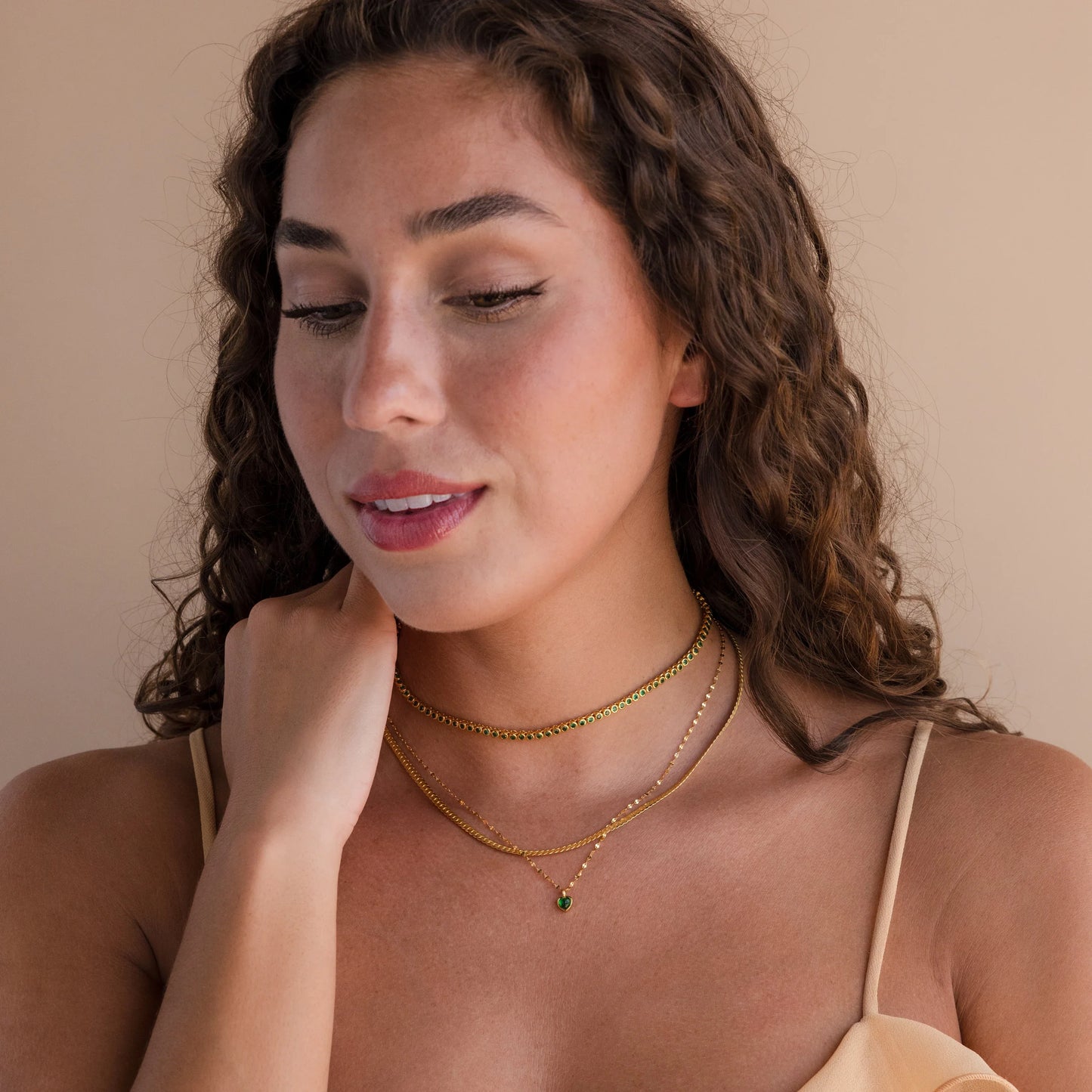 Collar de tenis con bisel de esmeralda