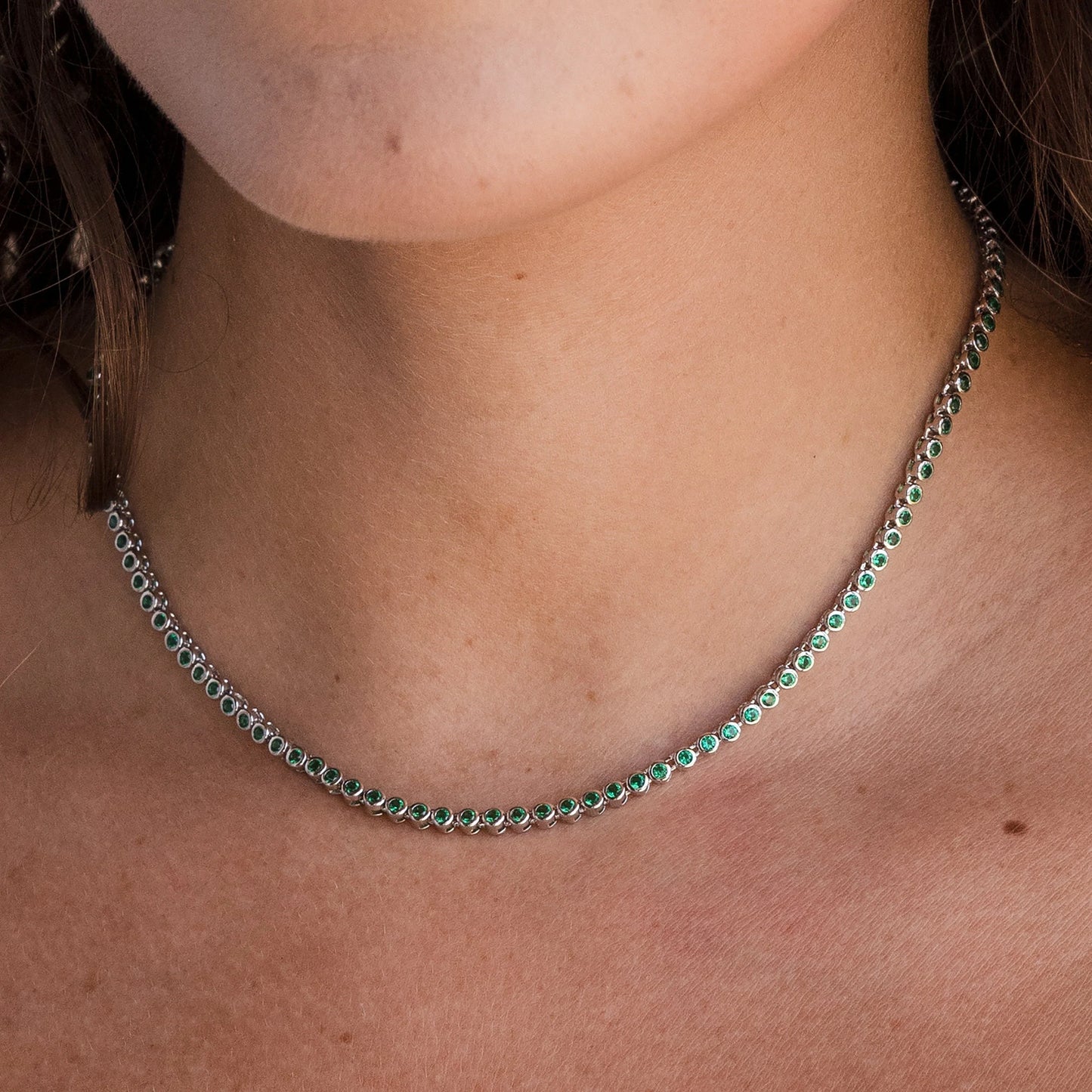 Collar de tenis con bisel de esmeralda