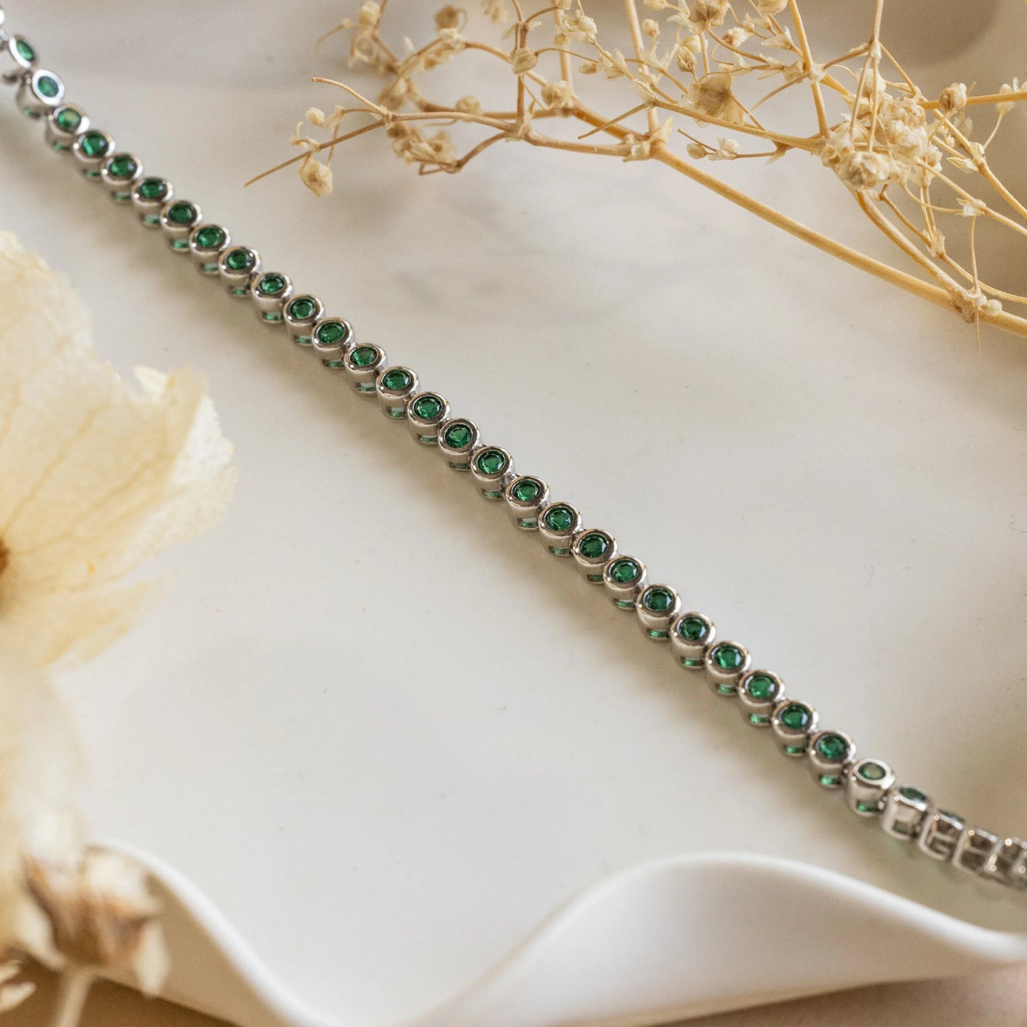 Collar de tenis con bisel de esmeralda