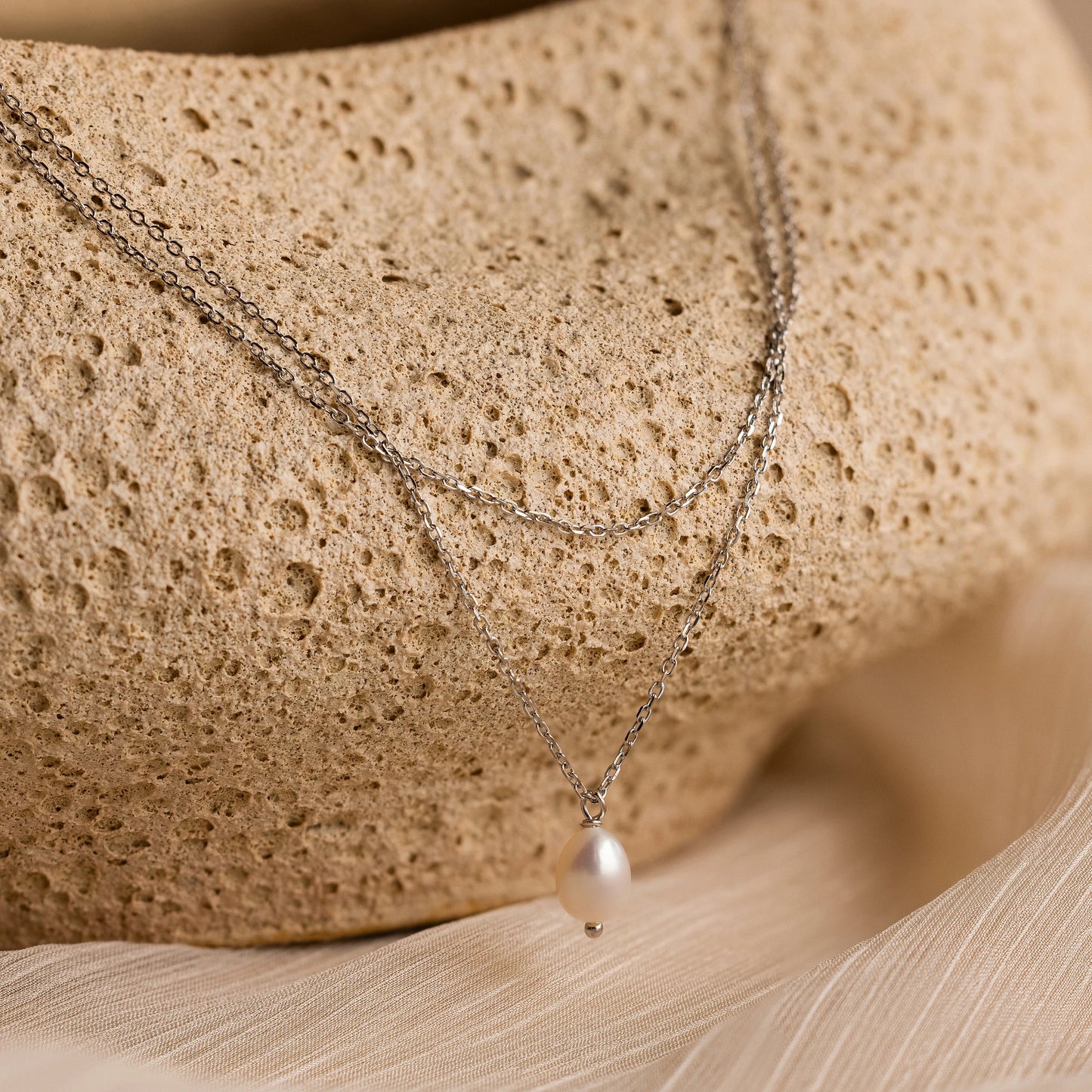 Collar de perlas con cadena doble