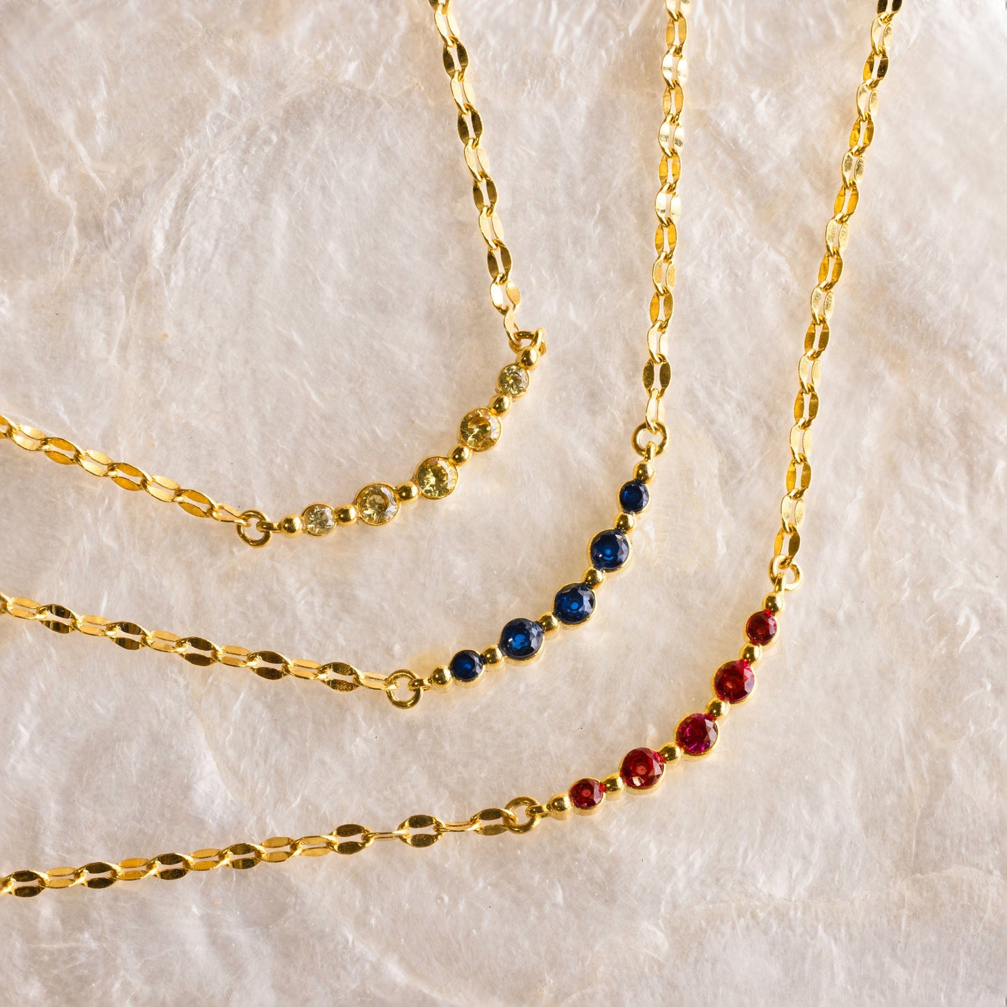 Collar de encaje con piedra de nacimiento