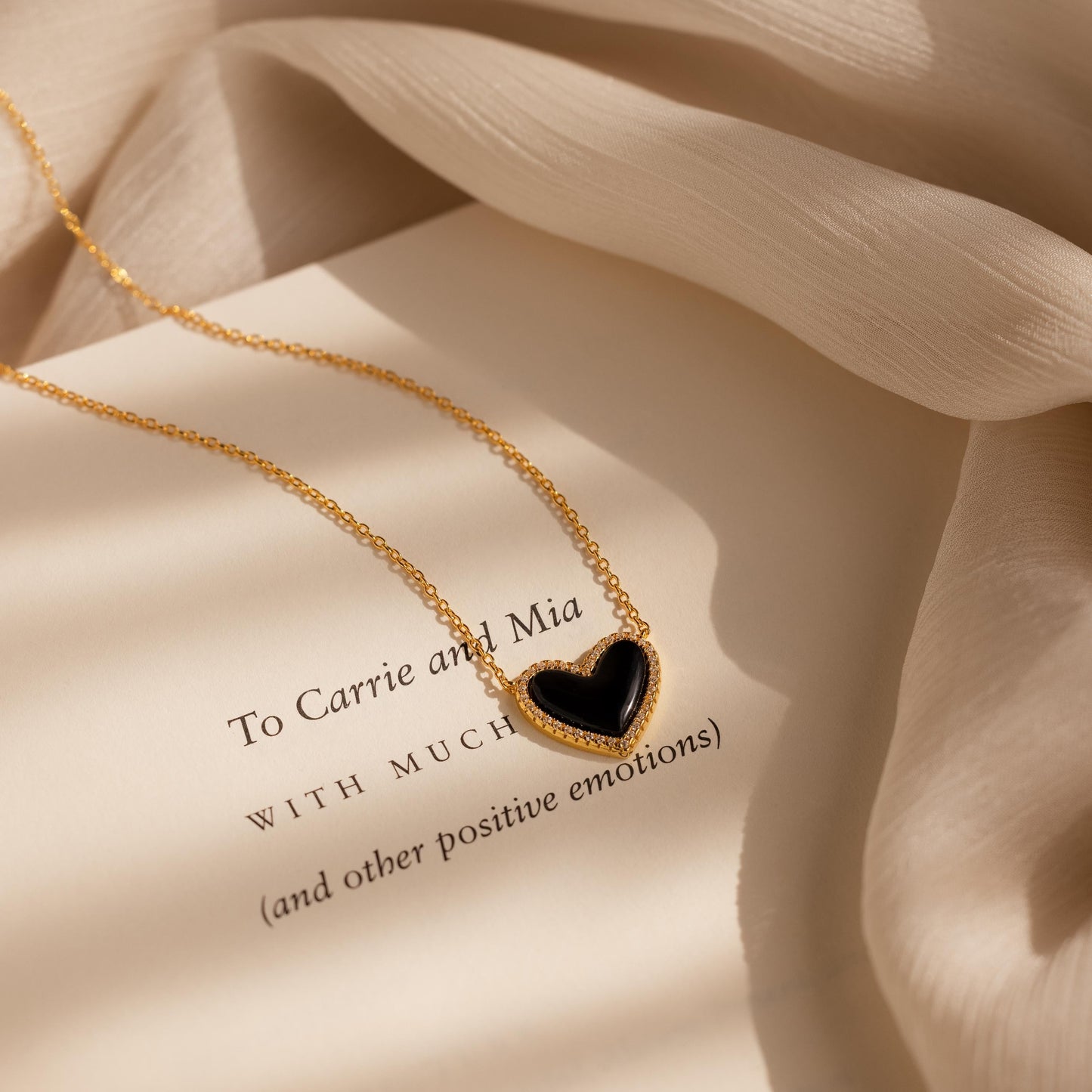 Collar de corazón abullonado con ónix pavé