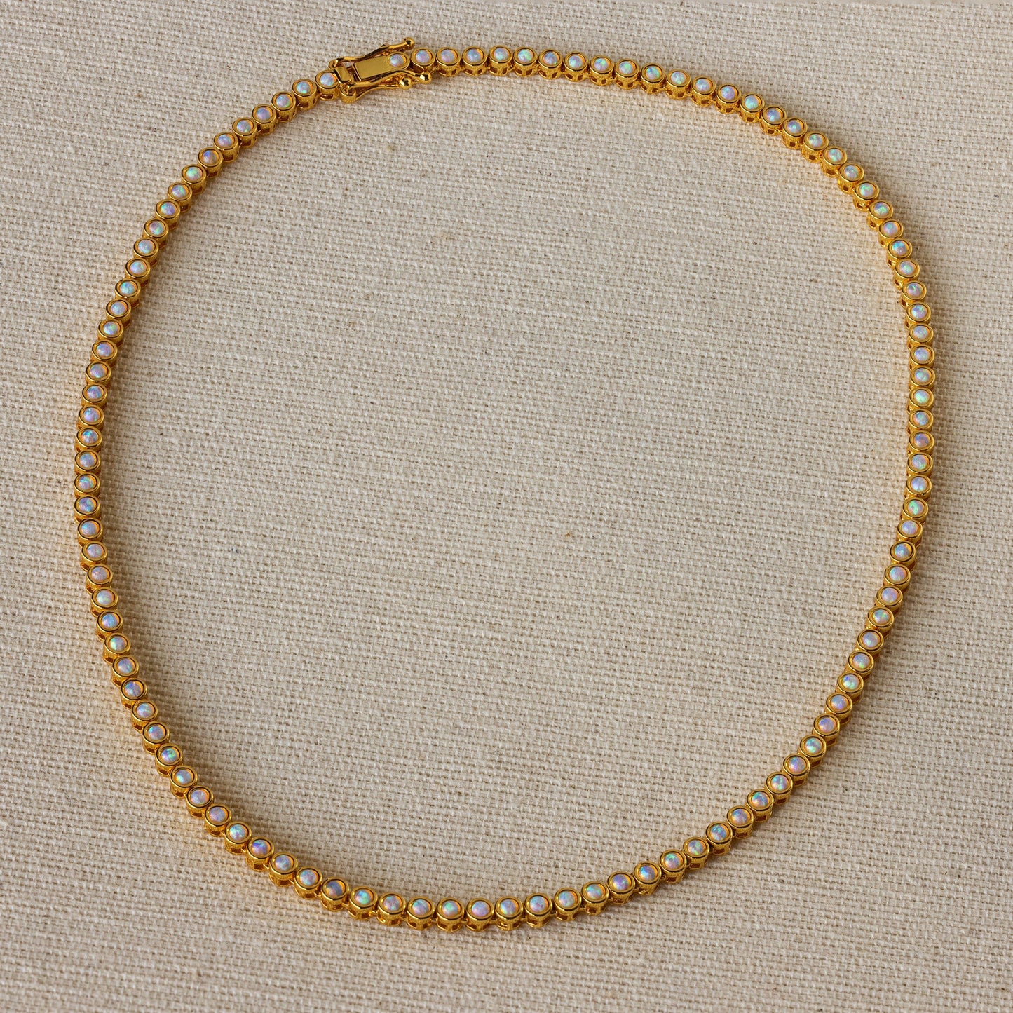 Collar de tenis con bisel de ópalo