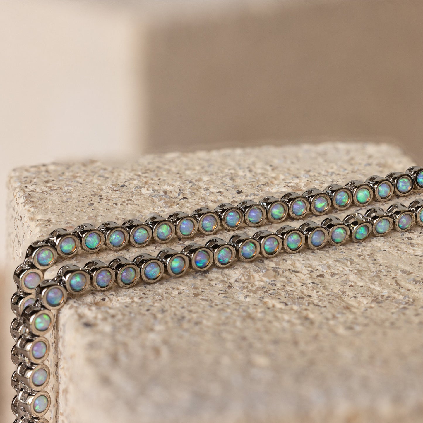 Collar de tenis con bisel de ópalo