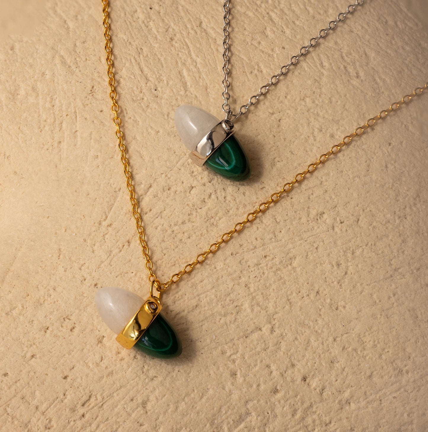 Collar de malaquita y piedra lunar