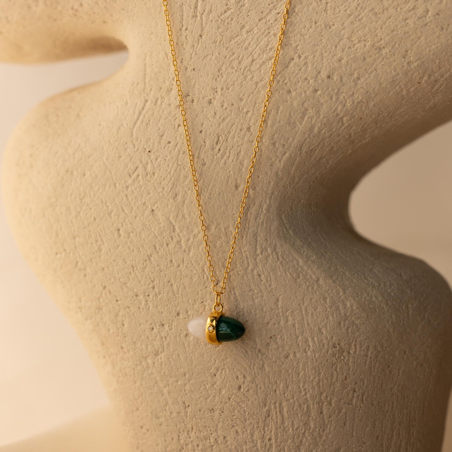 Collar de malaquita y piedra lunar
