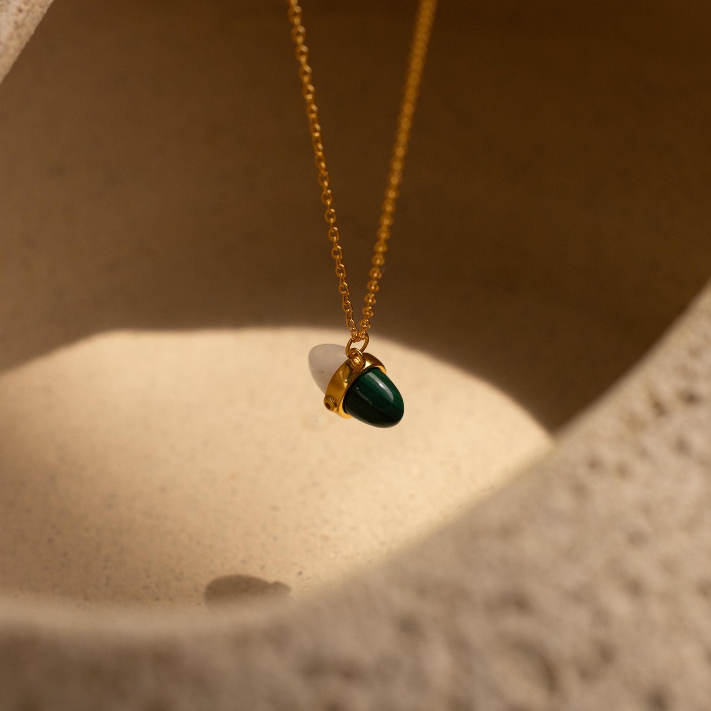 Collar de malaquita y piedra lunar