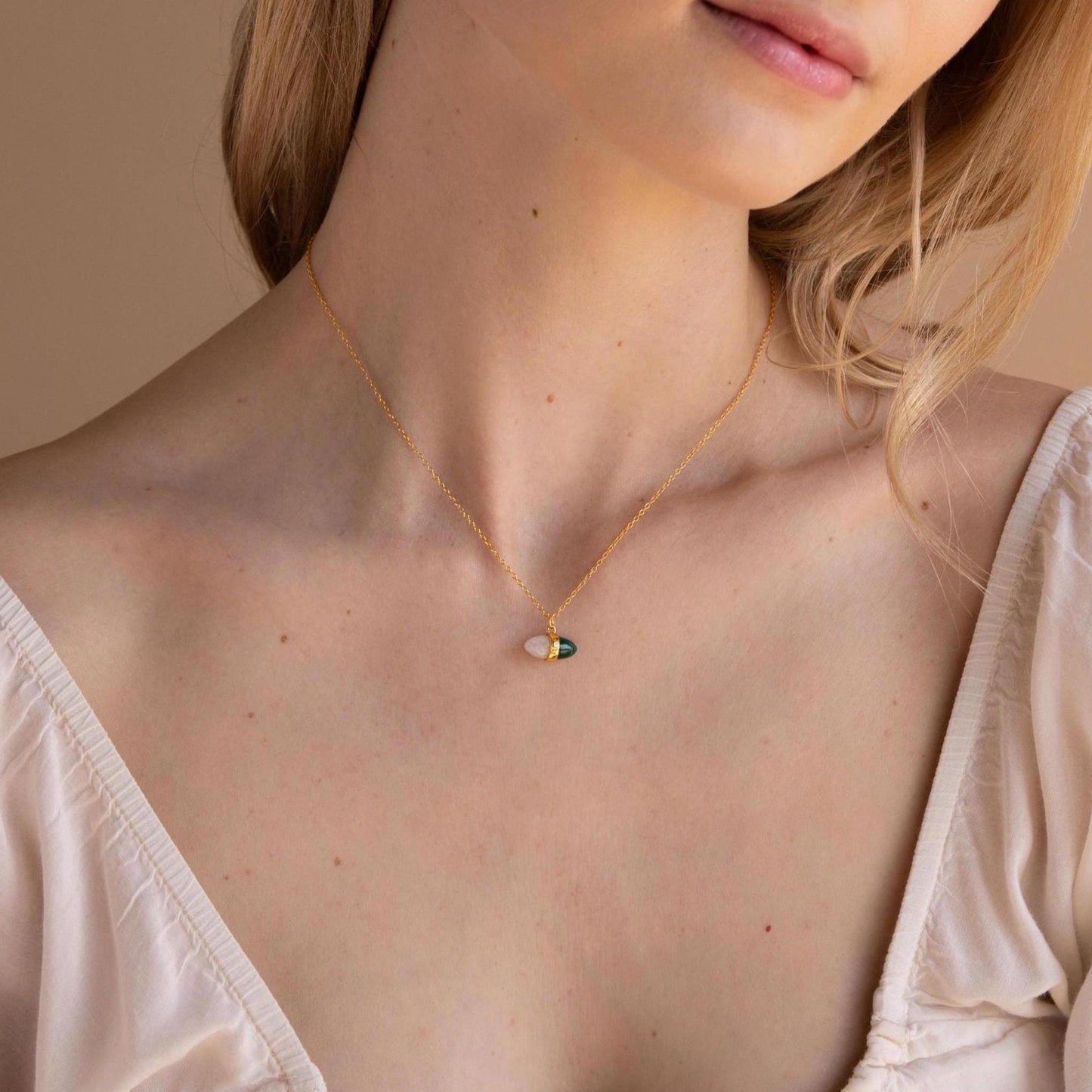Collar de malaquita y piedra lunar