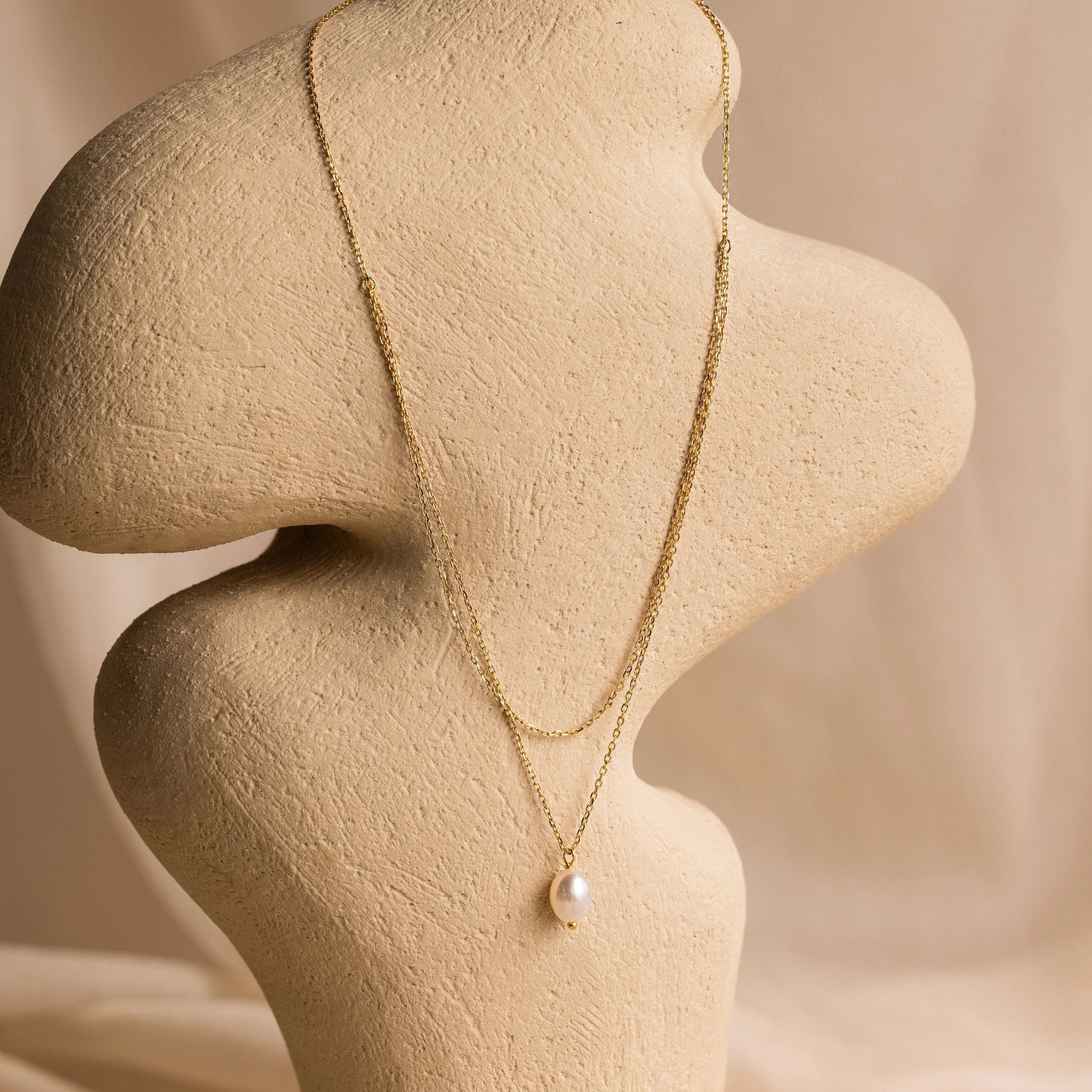 Collar de perlas con cadena doble