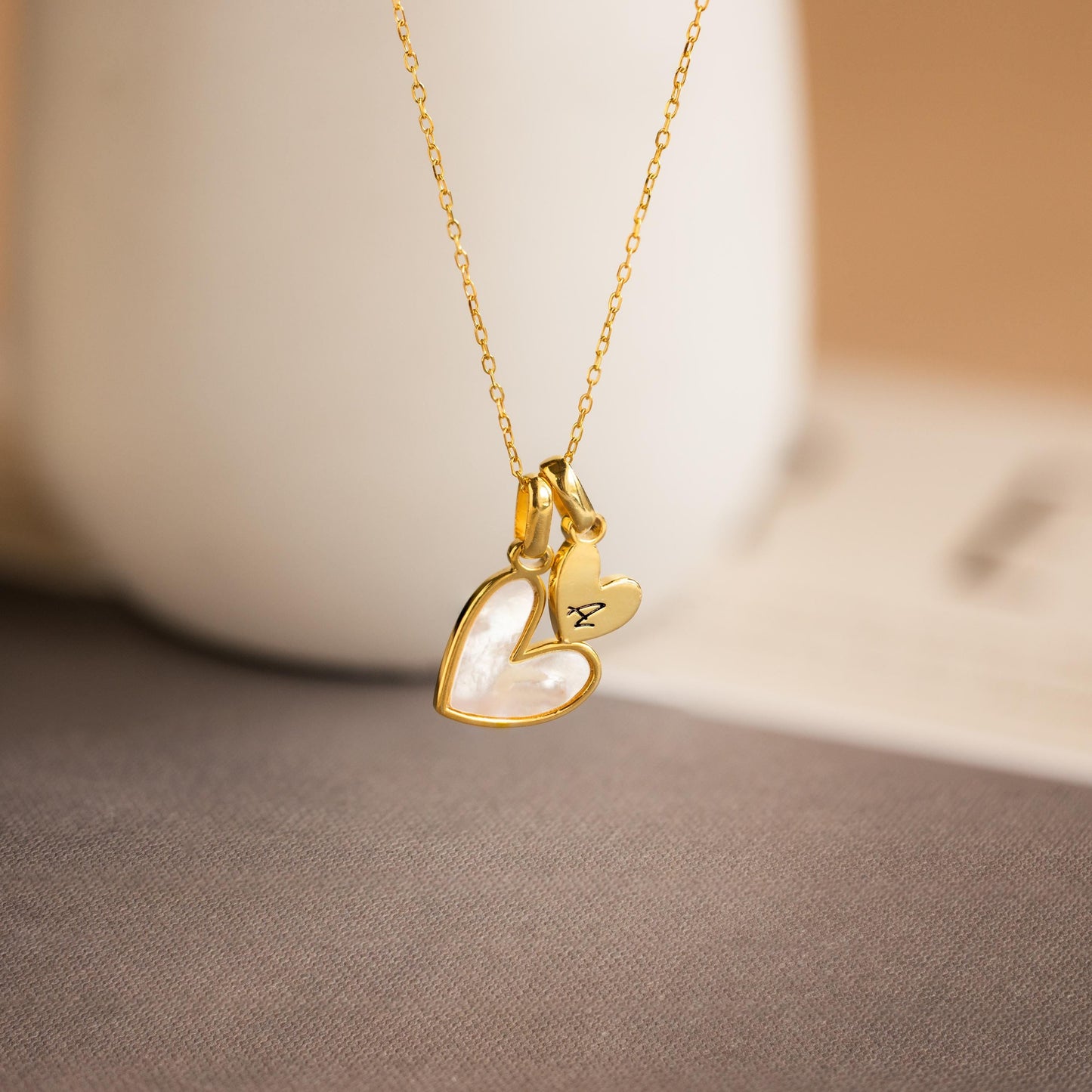 Elegante collar de corazón con inicial de perla
