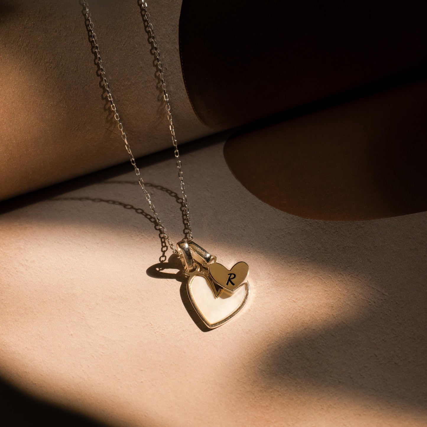 Elegante collar de corazón con inicial de perla