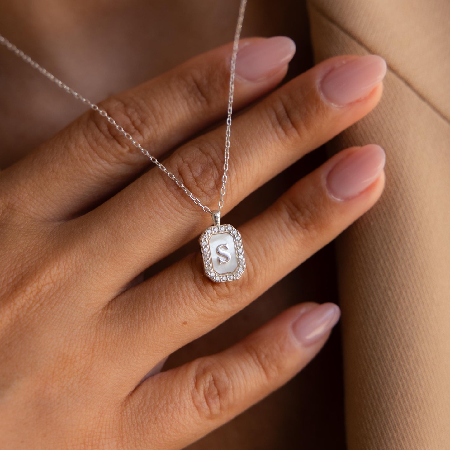 Collar con inicial de perla pavé