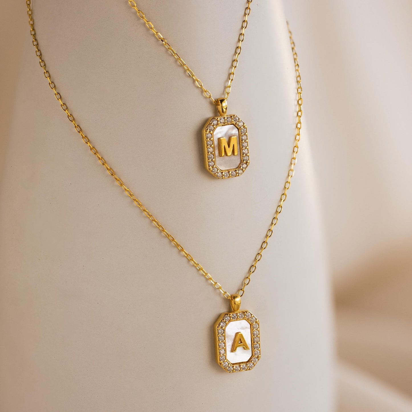Collar con inicial de perla pavé