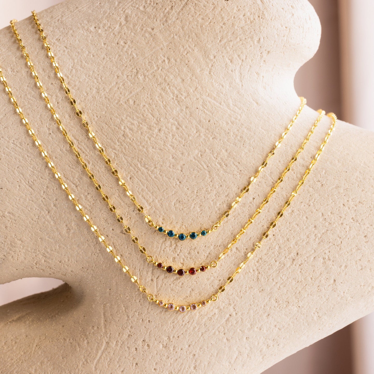 Collar de encaje con piedra de nacimiento