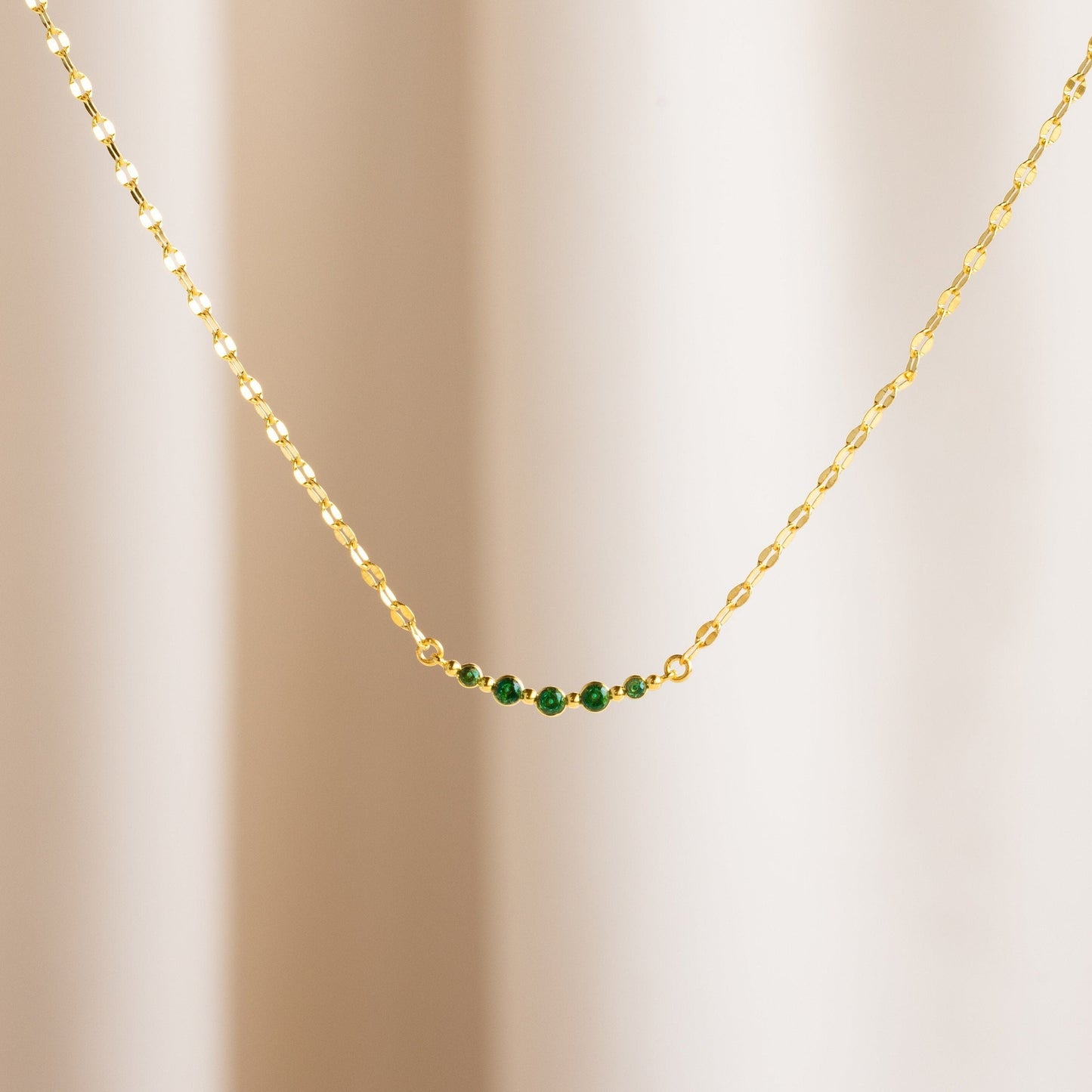 Collar de encaje con piedra de nacimiento