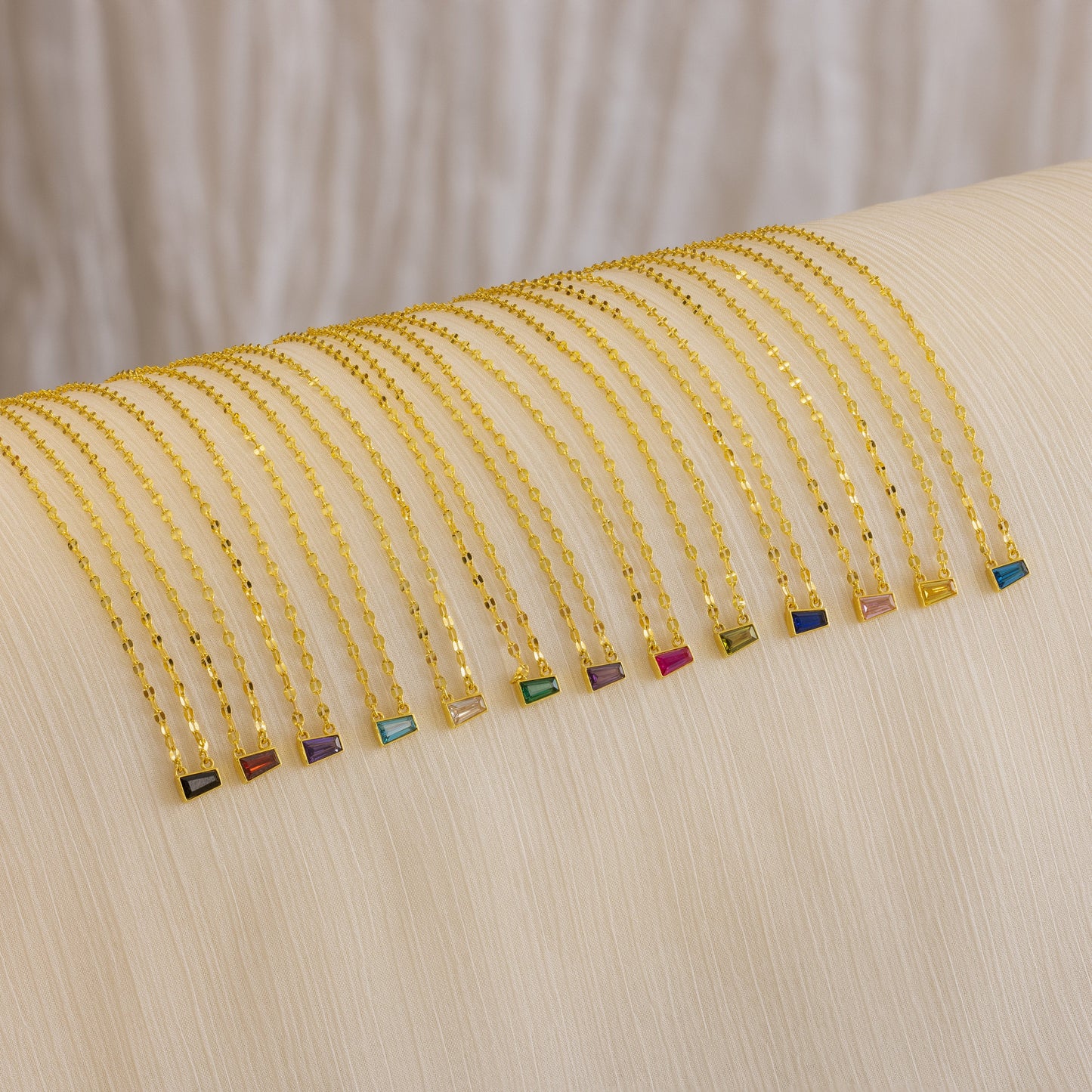 Collar cónico con piedra de nacimiento en forma de baguette