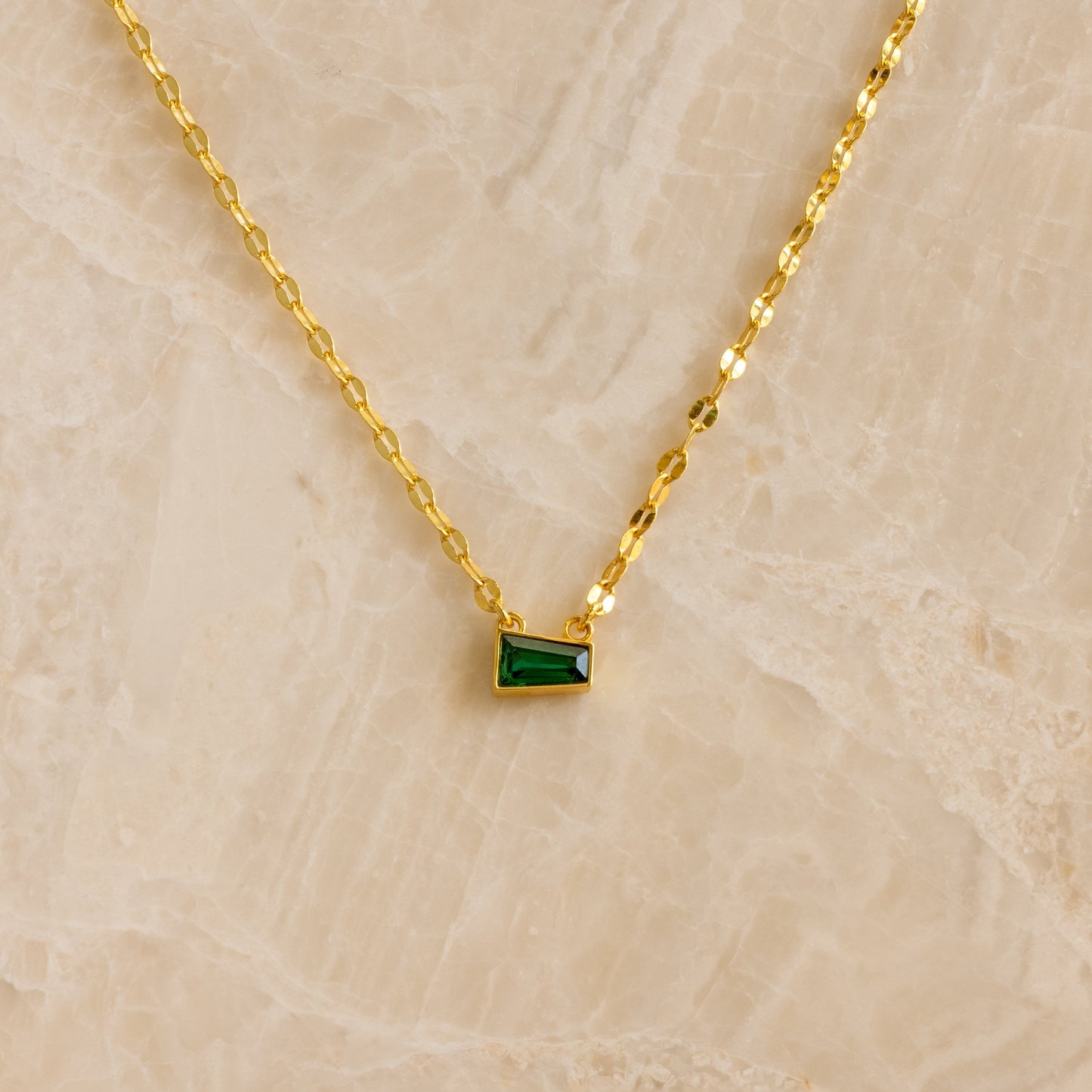 Collar cónico con piedra de nacimiento en forma de baguette