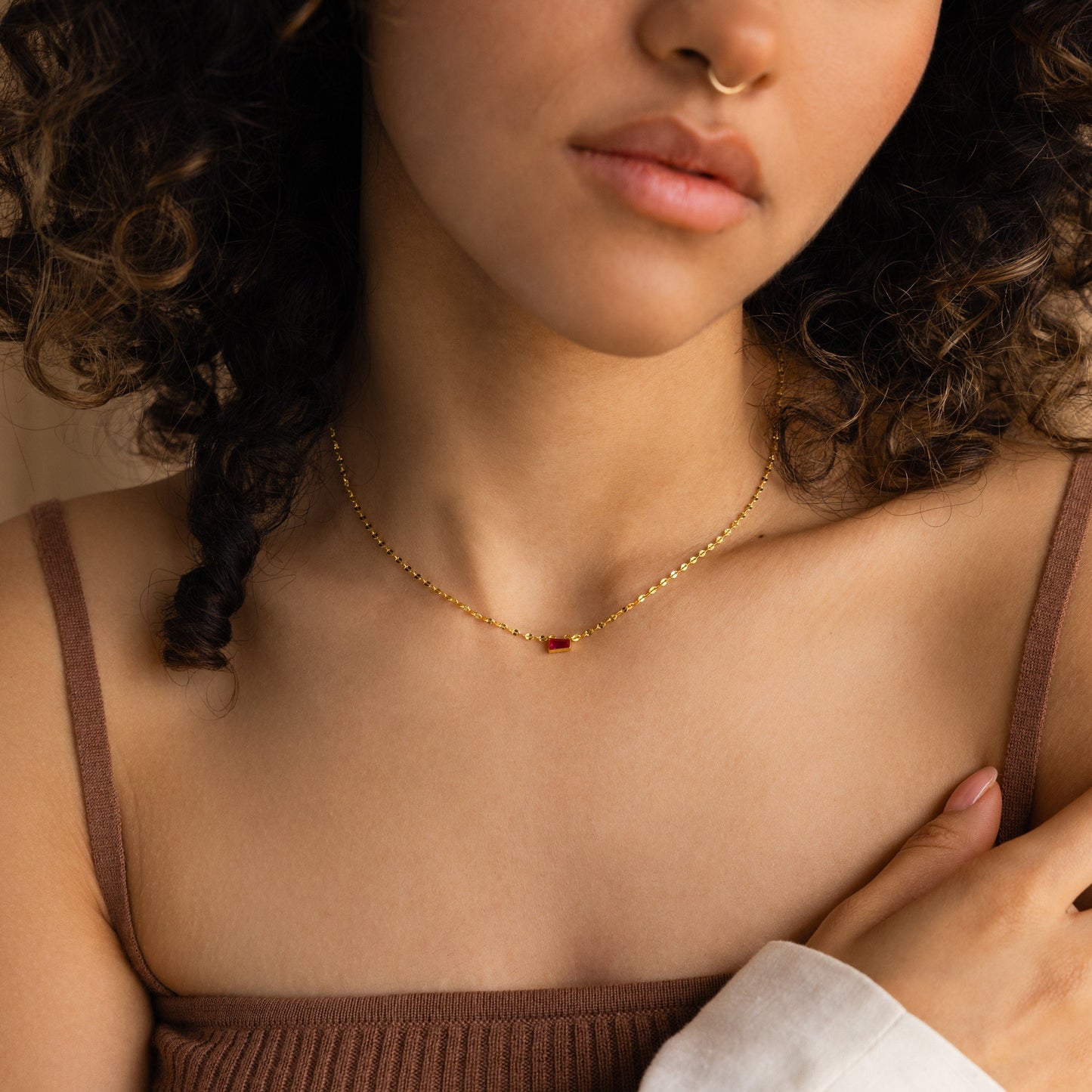 Collar cónico con piedra de nacimiento en forma de baguette