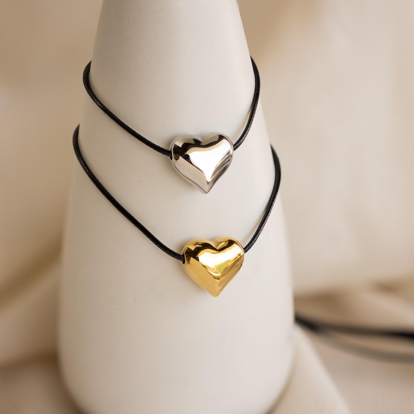 Collar de corazón abullonado grueso