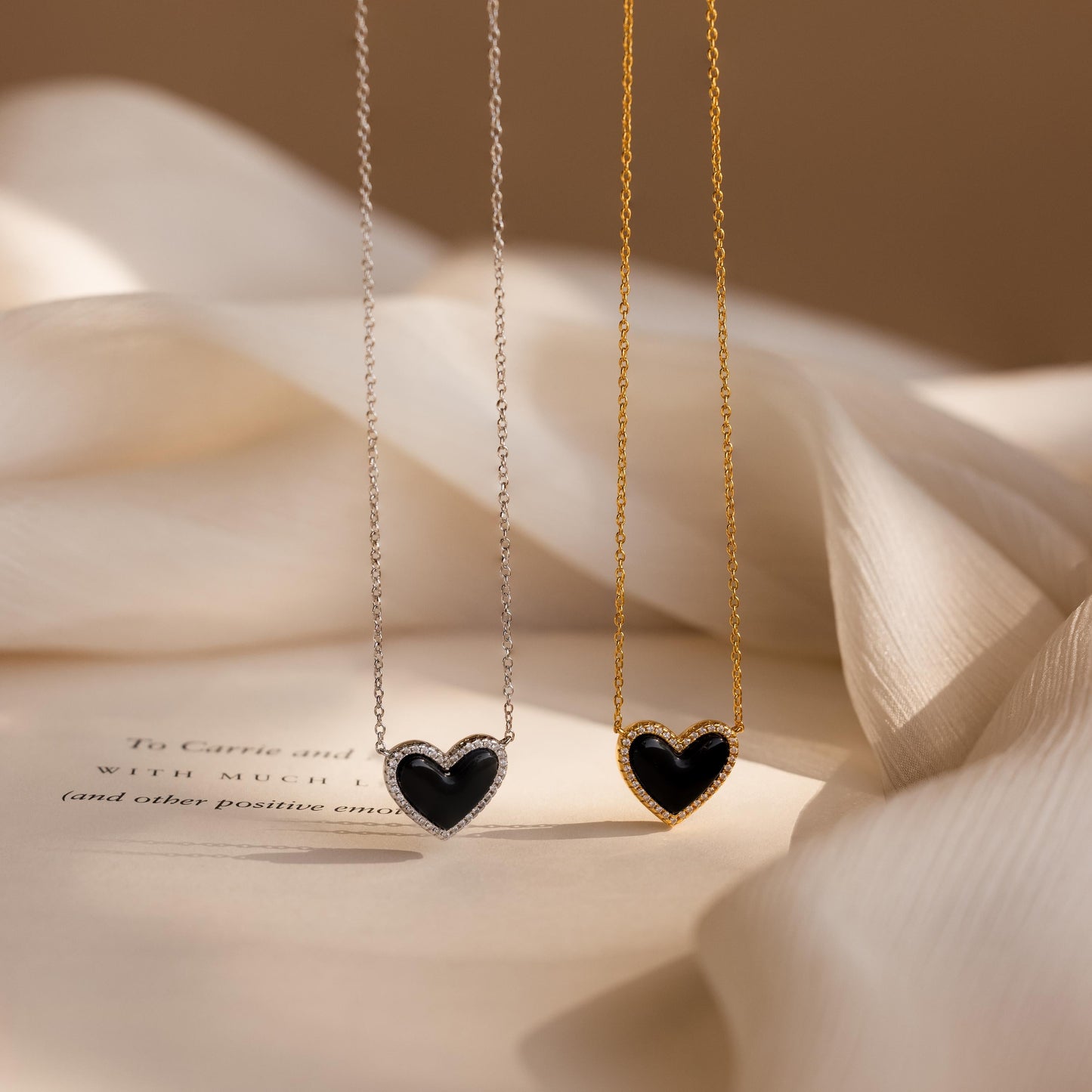 Collar de corazón abullonado con ónix pavé