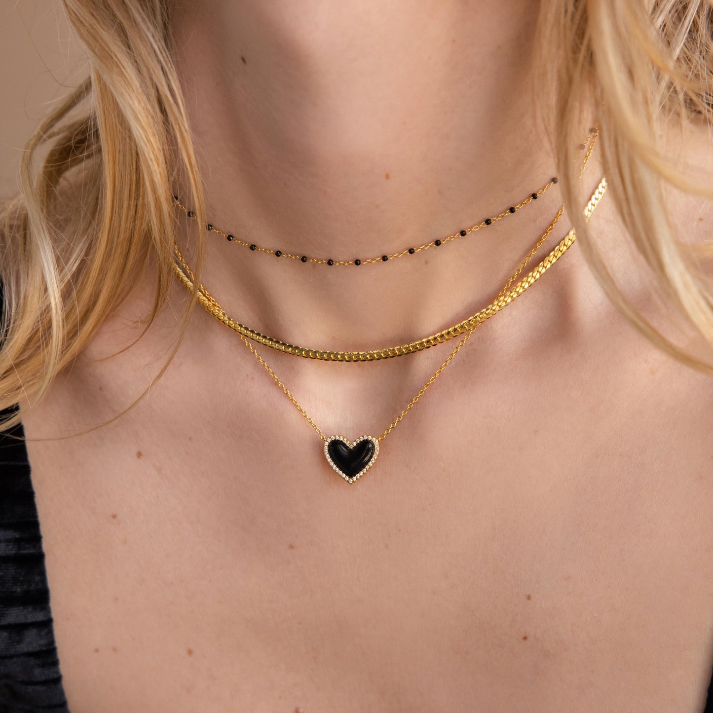 Collar de corazón abullonado con ónix pavé