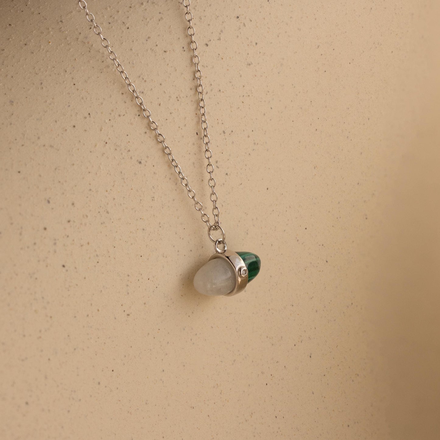 Collar de malaquita y piedra lunar