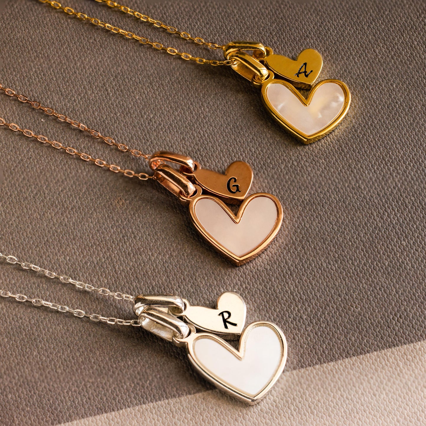 Elegante collar de corazón con inicial de perla