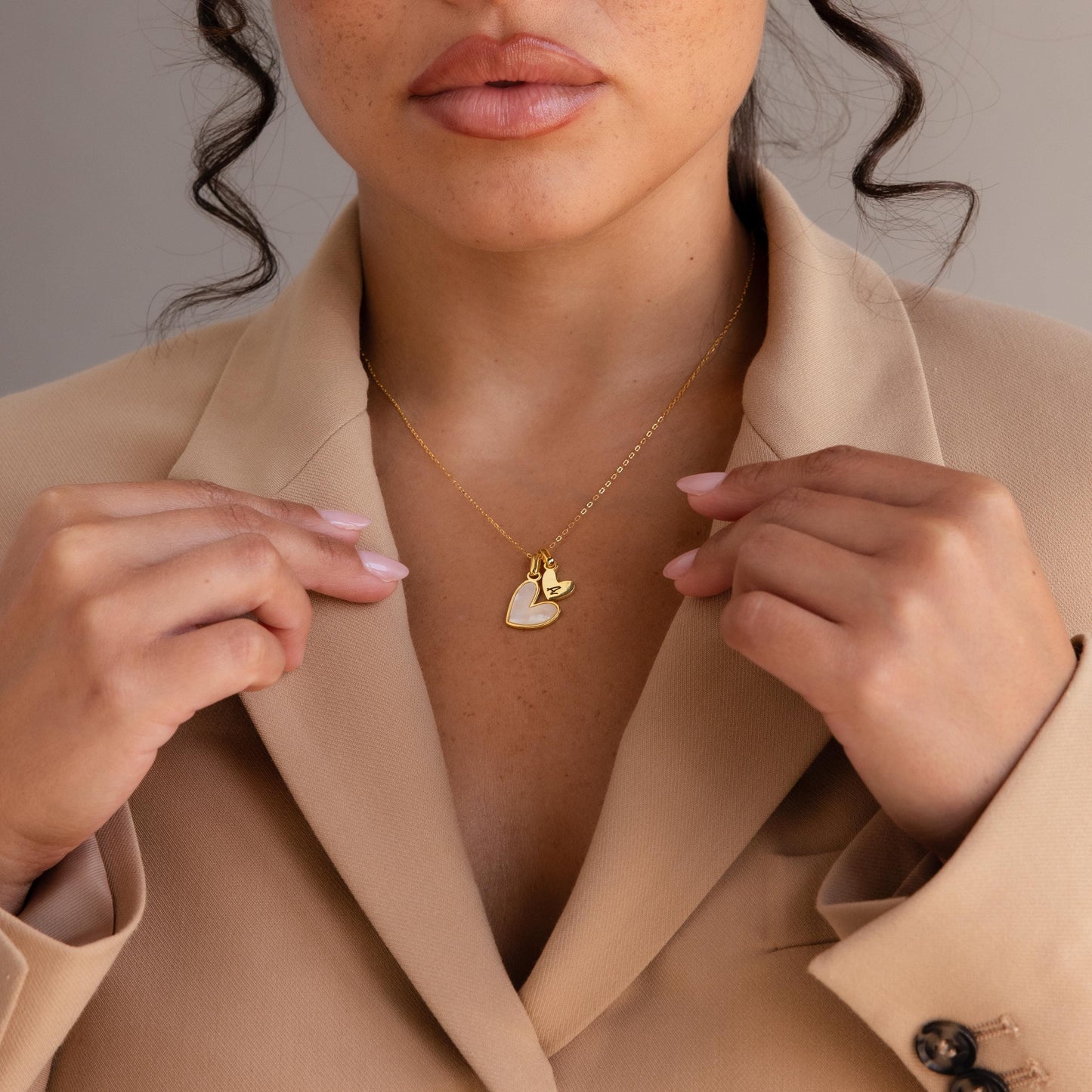 Elegante collar de corazón con inicial de perla