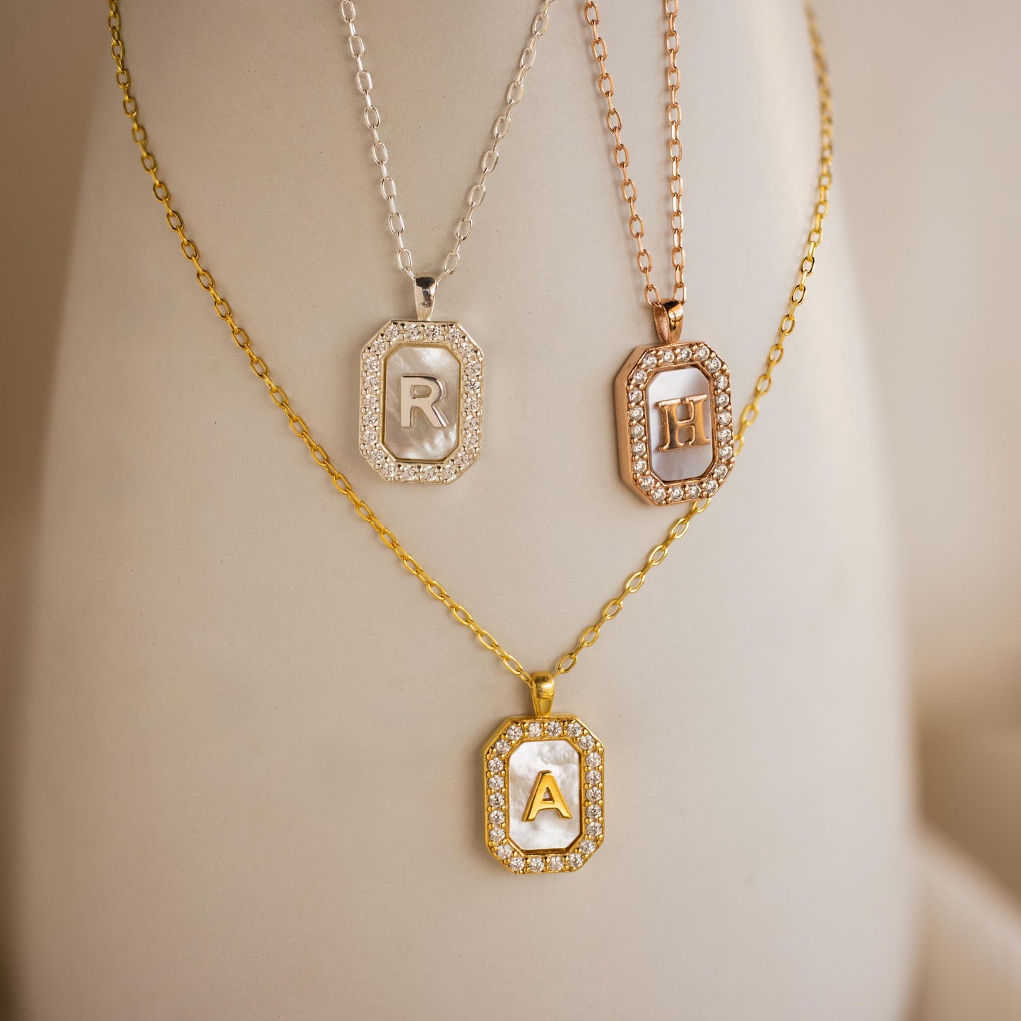 Collar con inicial de perla pavé