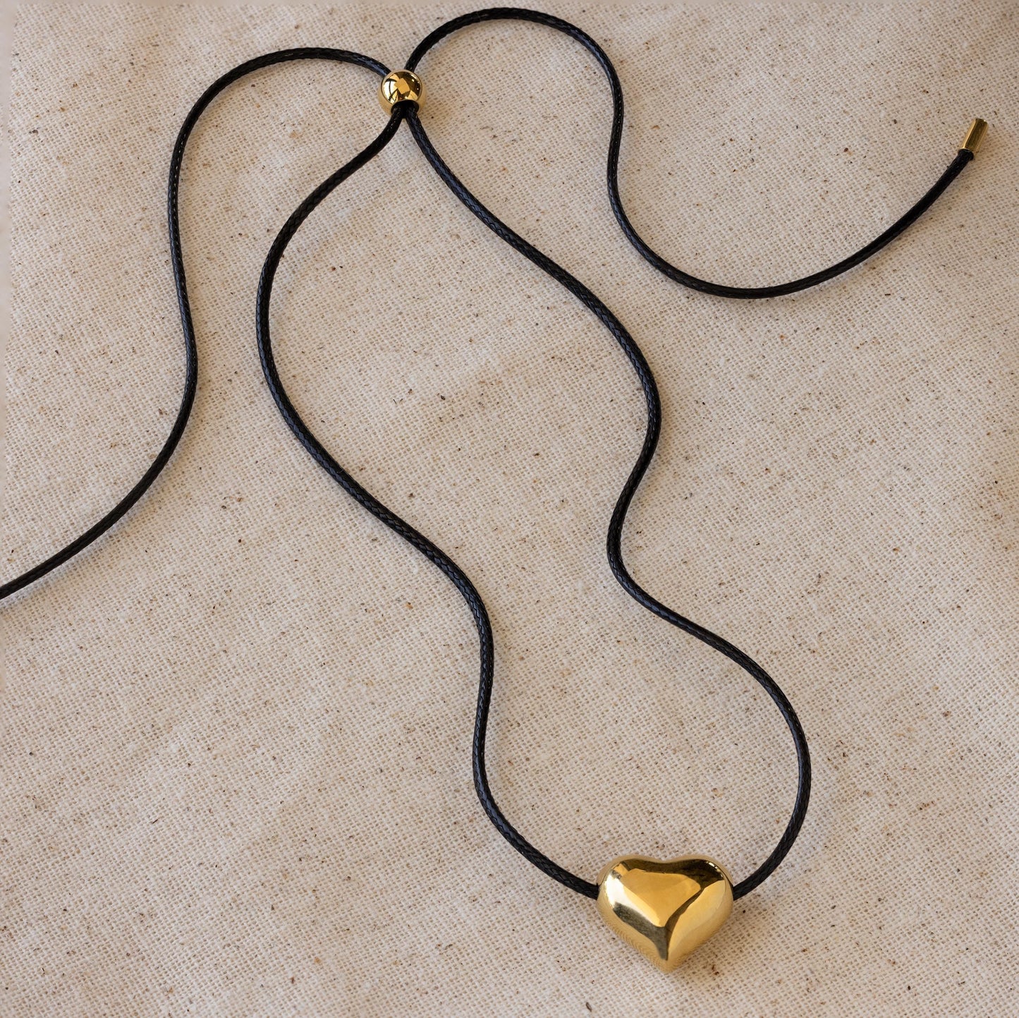 Collar de corazón abullonado grueso
