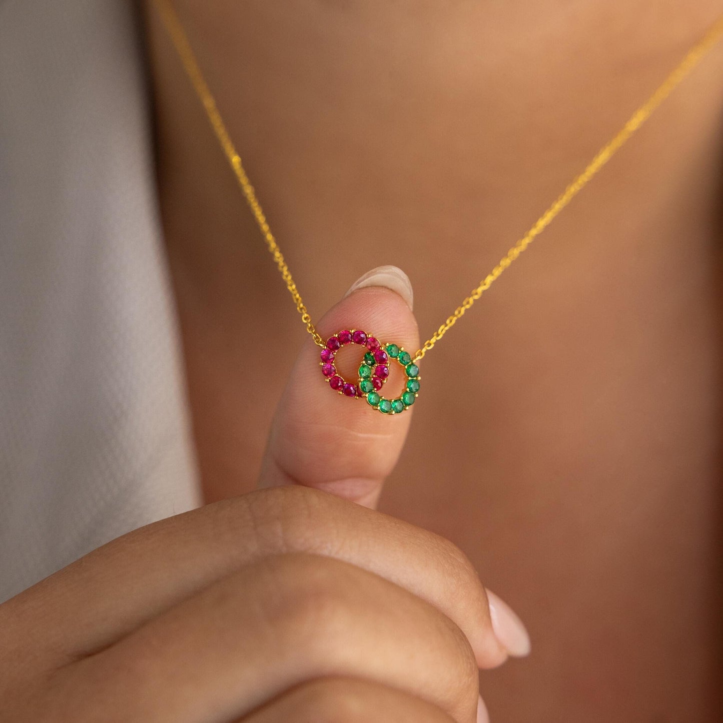 Collar con dos piedras de nacimiento entrelazadas
