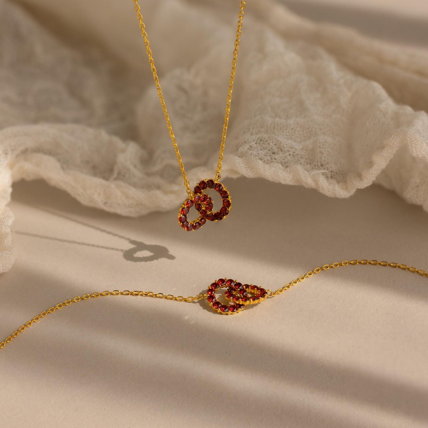 Collar con dos piedras de nacimiento entrelazadas
