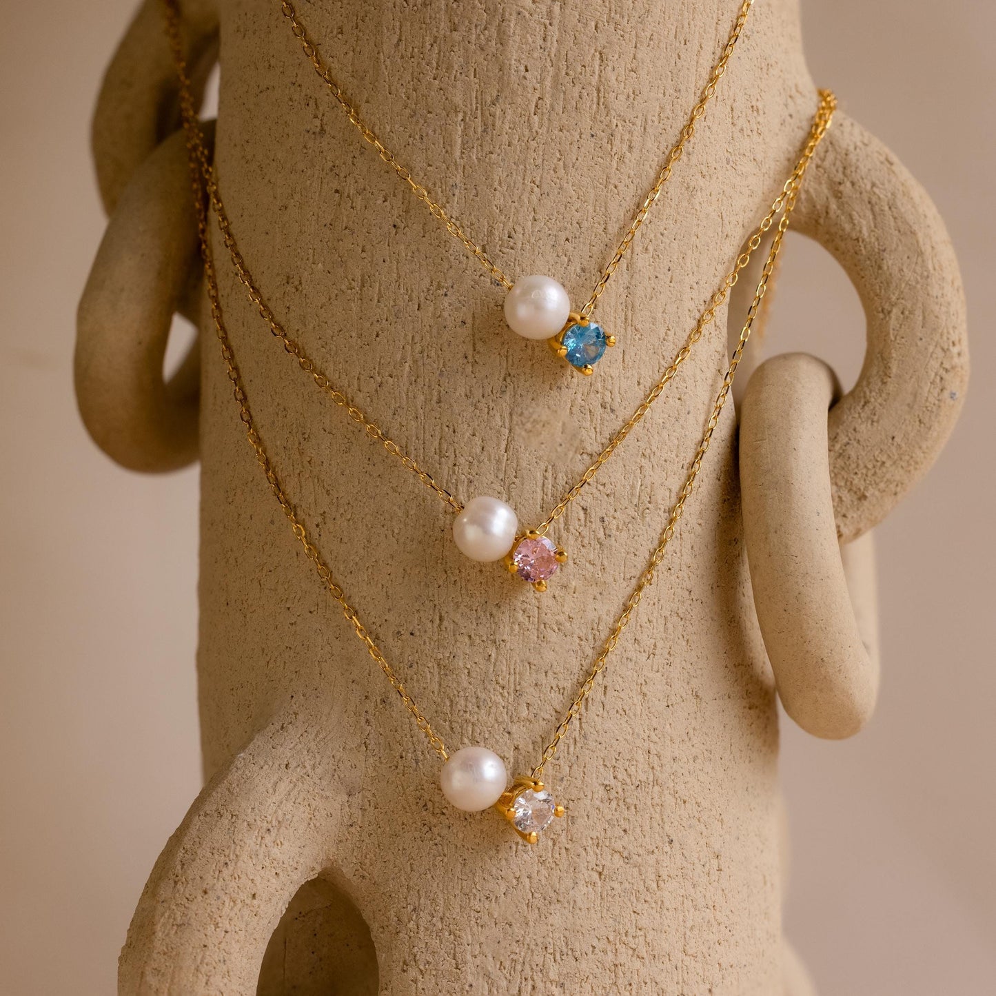 Collar de perlas y piedras de nacimiento