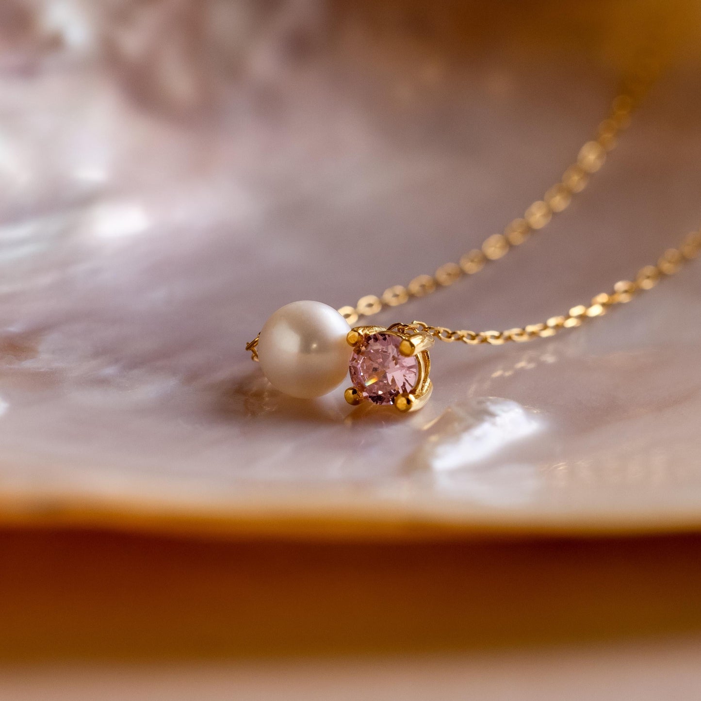 Collar de perlas y piedras de nacimiento