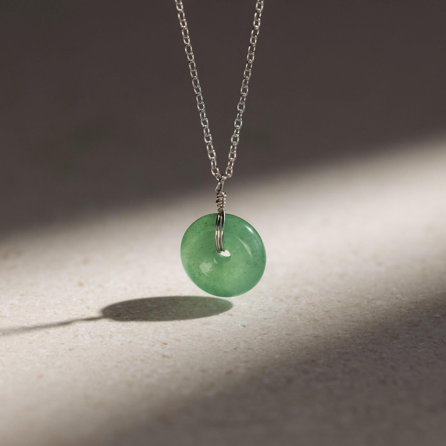 Collar con colgante de jade redondo