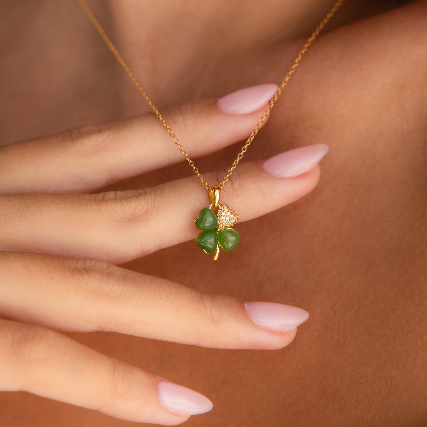 Collar de trébol de jade pavé