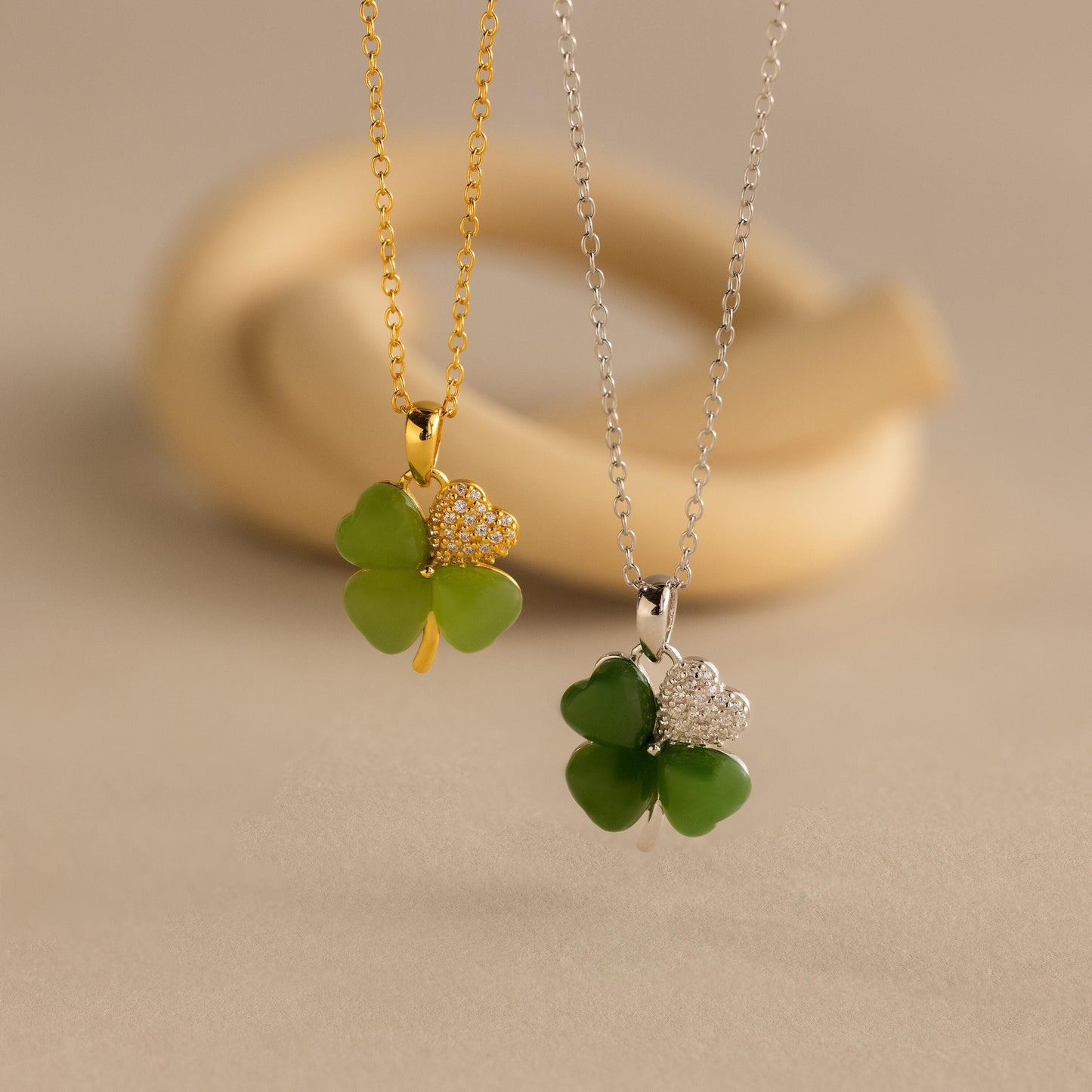 Collar de trébol de jade pavé