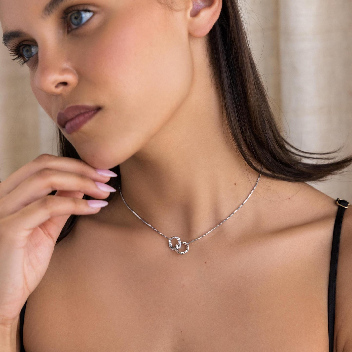 Collar con dijes pavé entrelazados