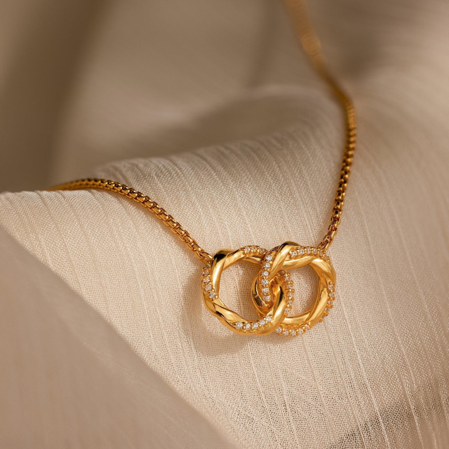 Collar con dijes pavé entrelazados