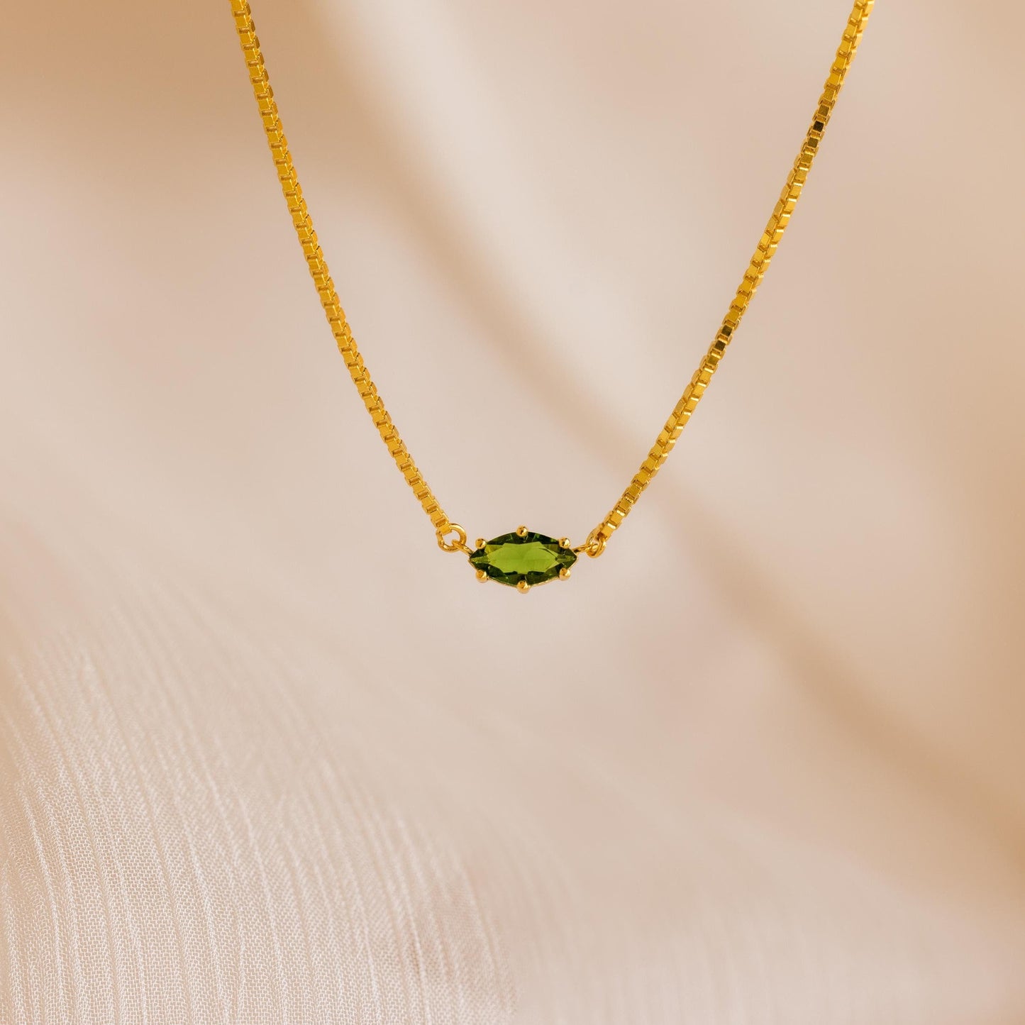 Delicado collar con piedra de nacimiento de marquesa
