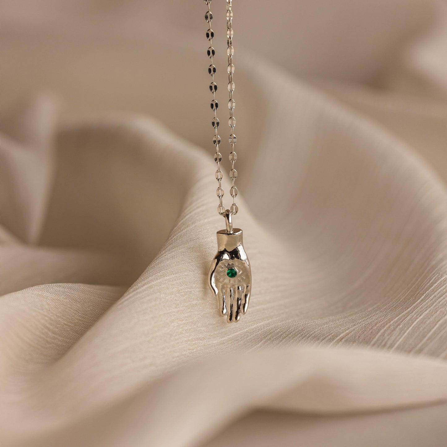 Collar de mano con piedra de nacimiento y mal de ojo