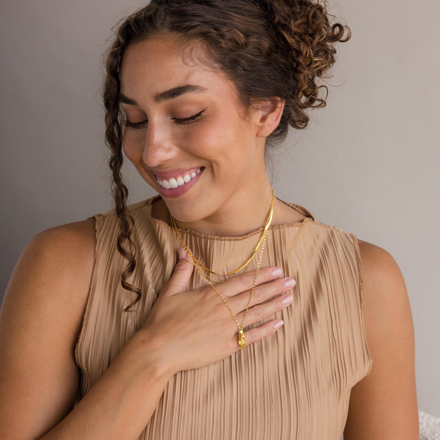 Collar de mano con piedra de nacimiento y mal de ojo