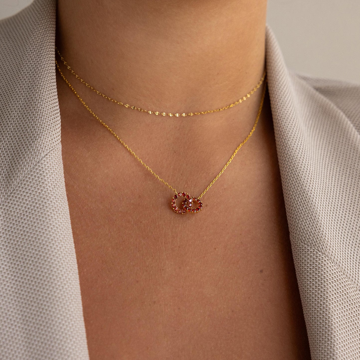 Collar con dos piedras de nacimiento entrelazadas