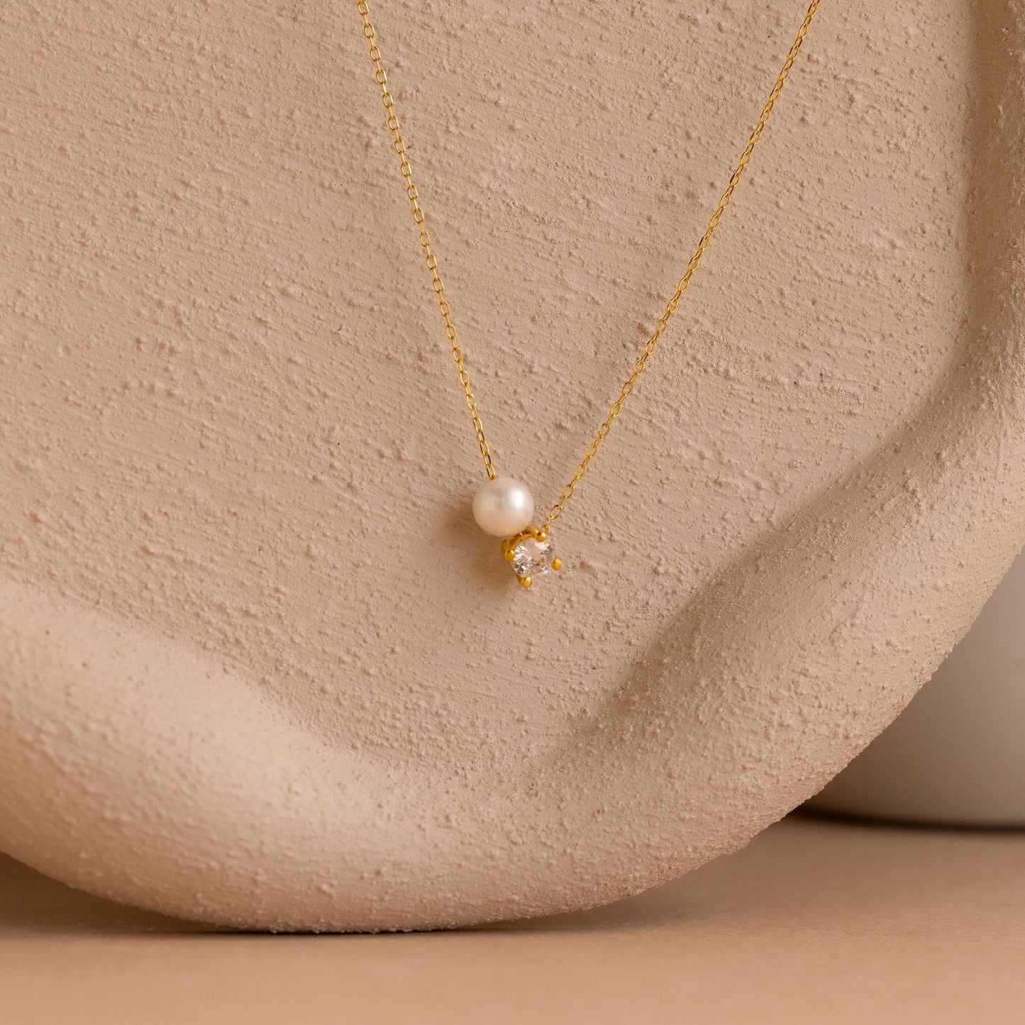 Collar de perlas y piedras de nacimiento