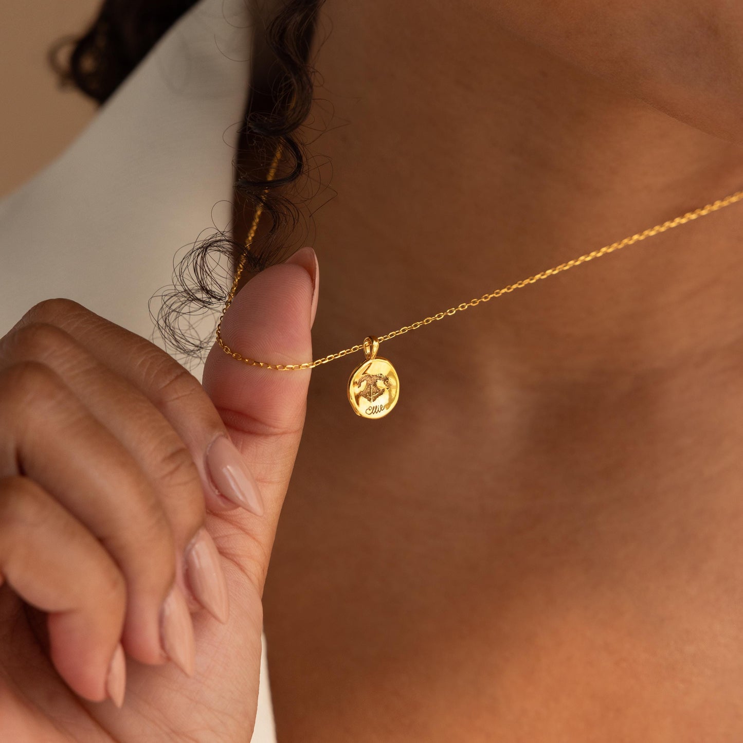 Collar de monedas con huella de pata