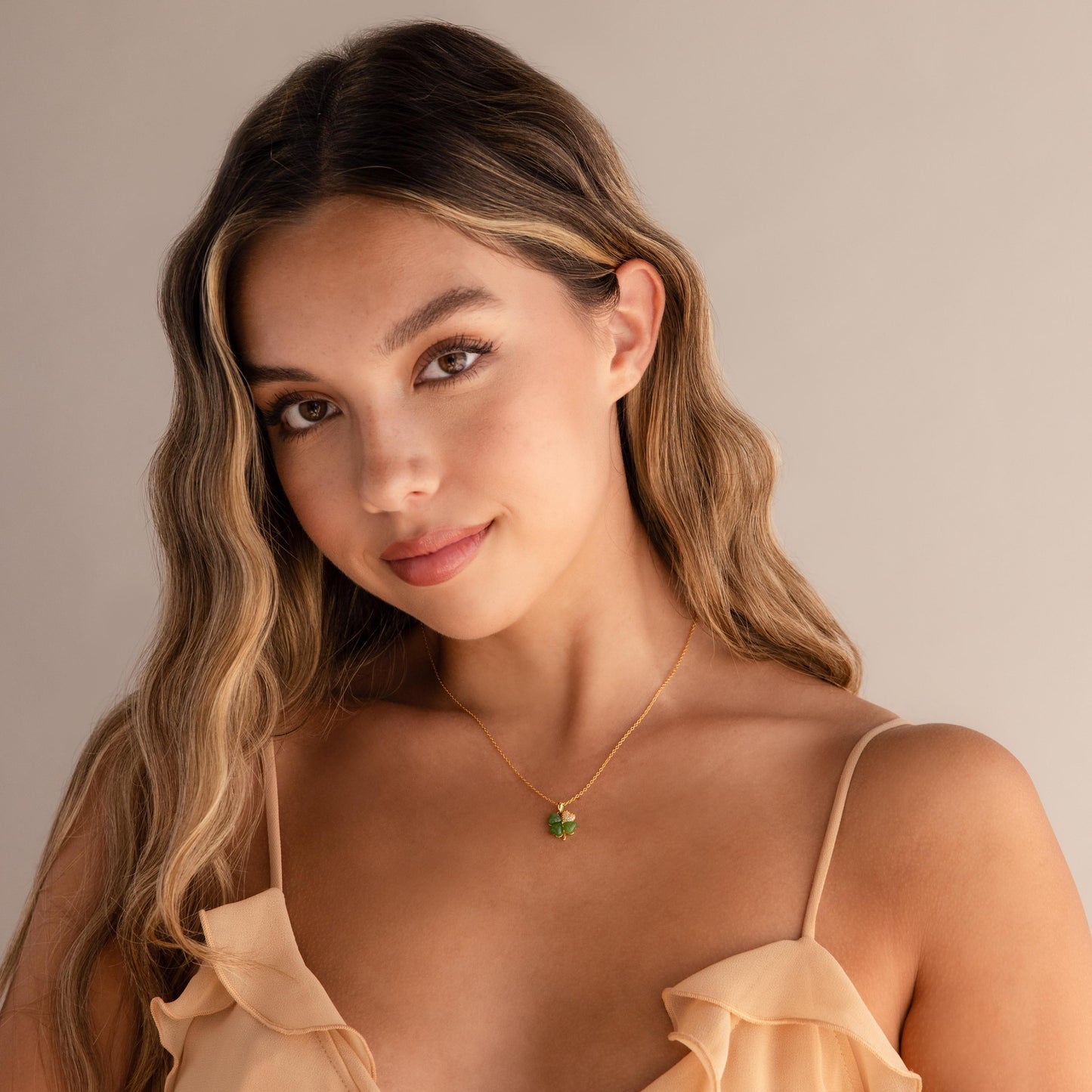 Collar de trébol de jade pavé