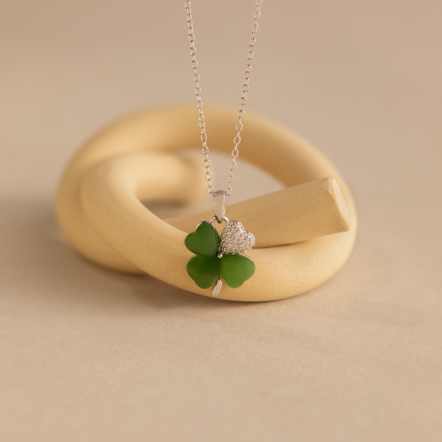 Collar de trébol de jade pavé
