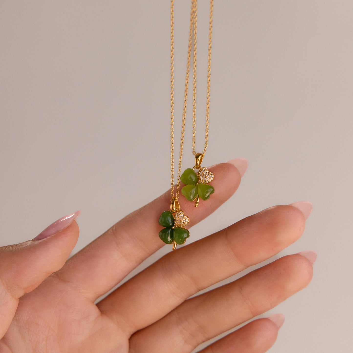 Collar de trébol de jade pavé