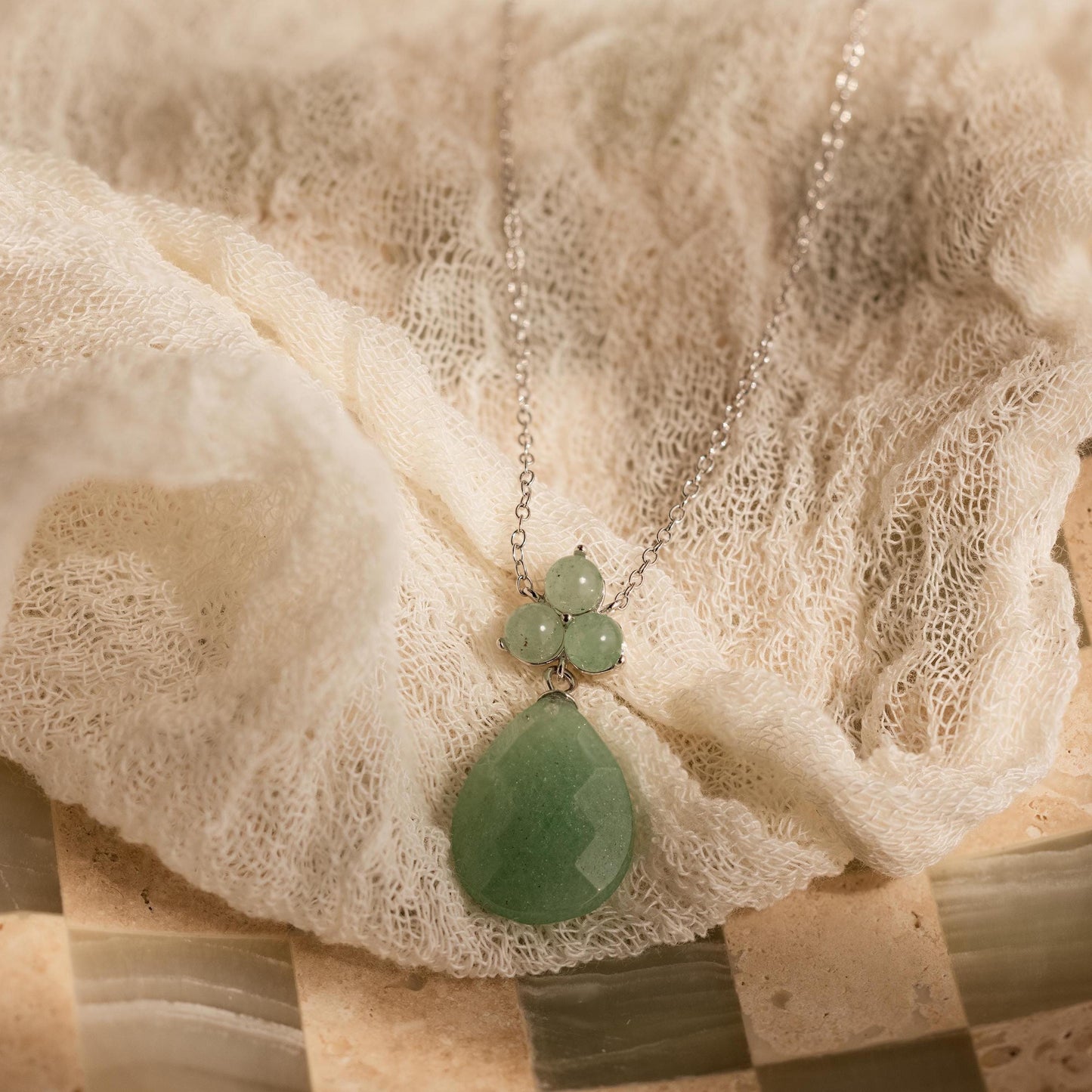 Collar de lágrima de jade